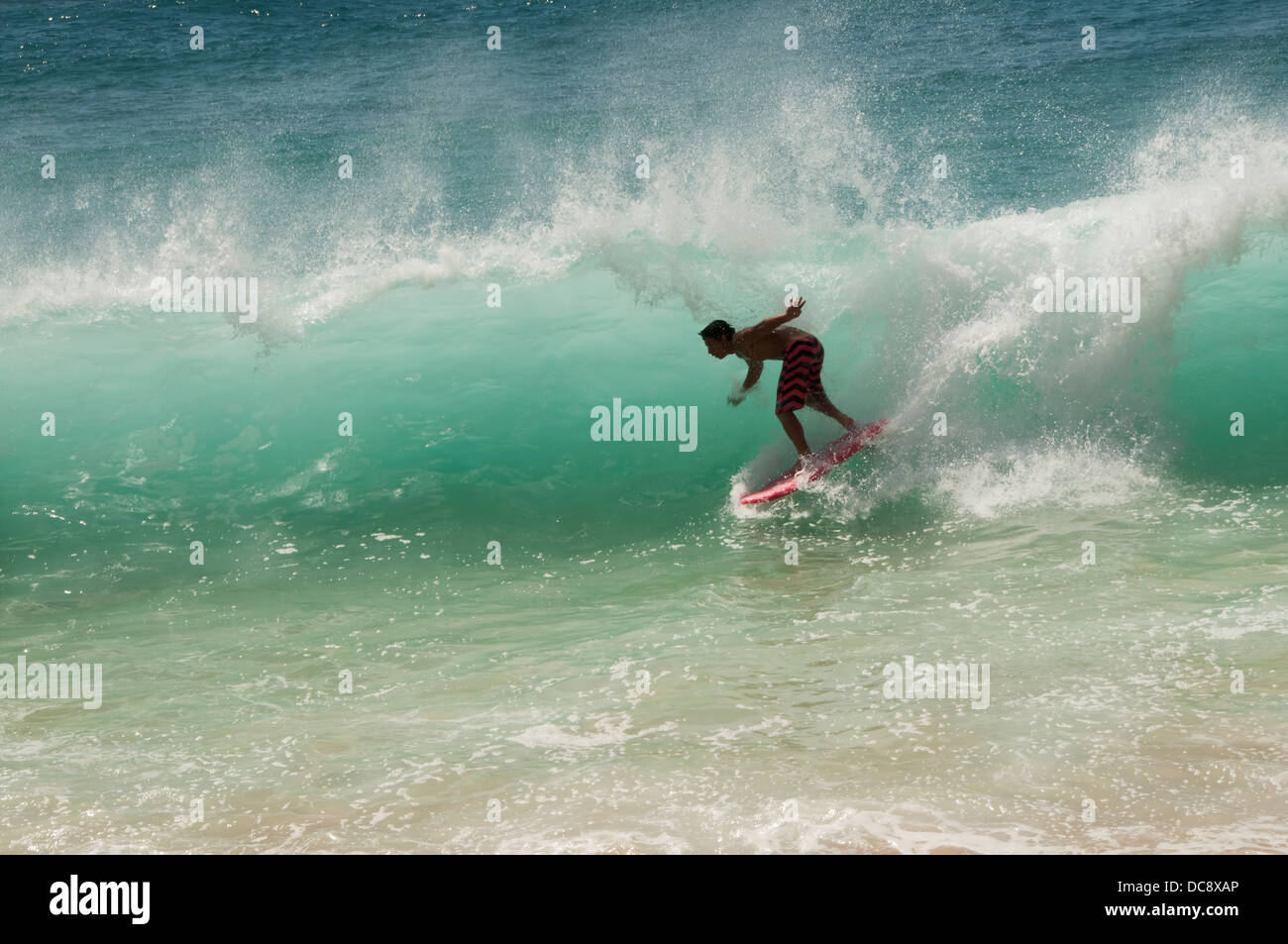 Surfer an der South Shore; Oahu, Hawaii, Vereinigte Staaten von Amerika Stockfoto