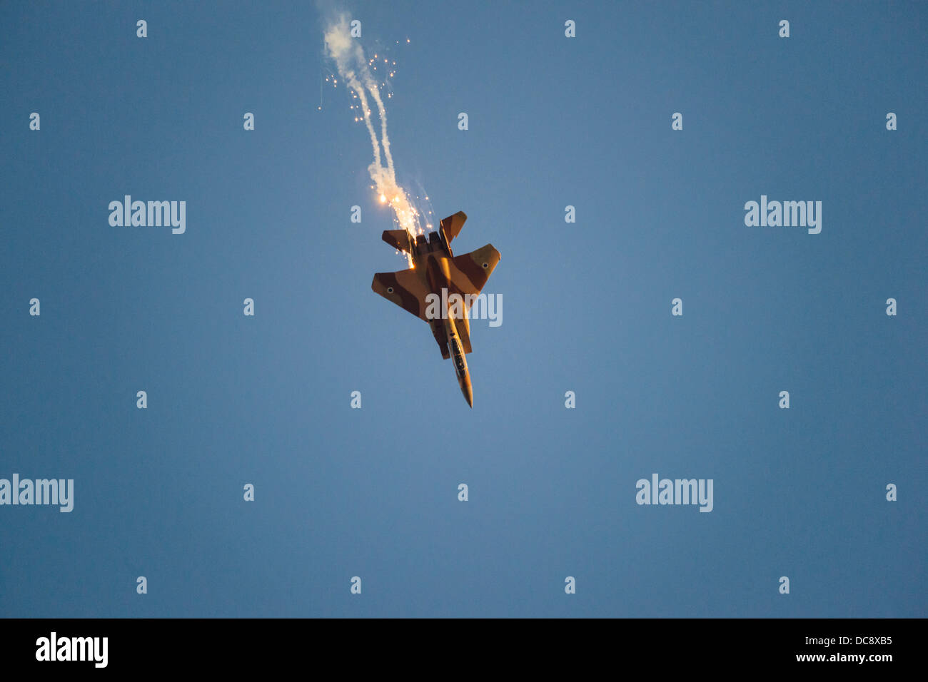 Israel. Eine f-15-Jagdflugzeug wirft Flares während einer Airshow. Stockfoto