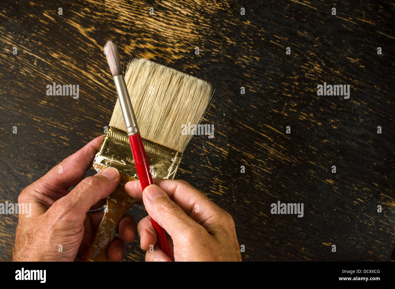 Mann, hält zwei clean Pinsel Stockfoto
