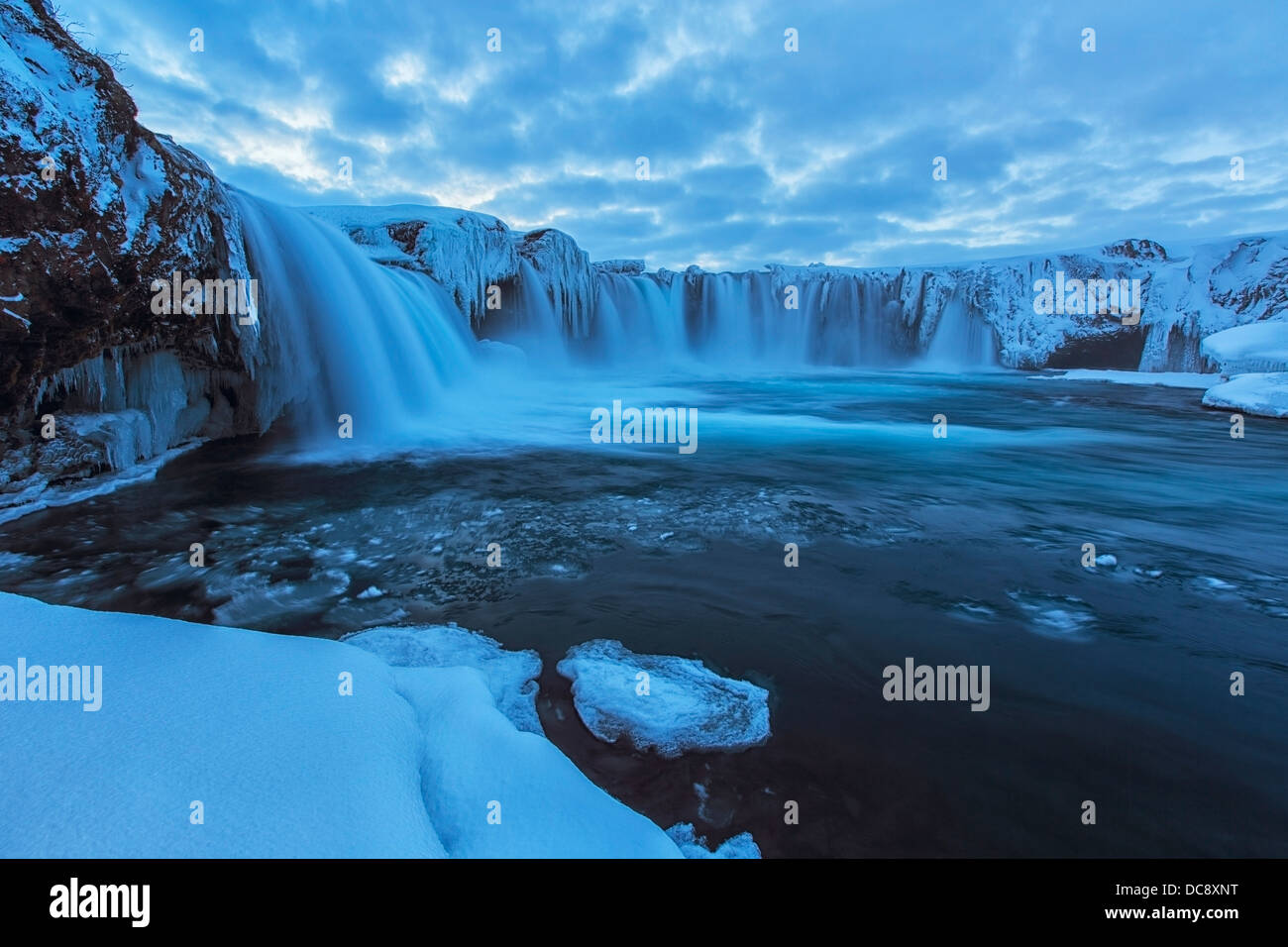 Godafoss mit großen Stücken von Eis bilden in der kalten Jahreszeit; Island Stockfoto