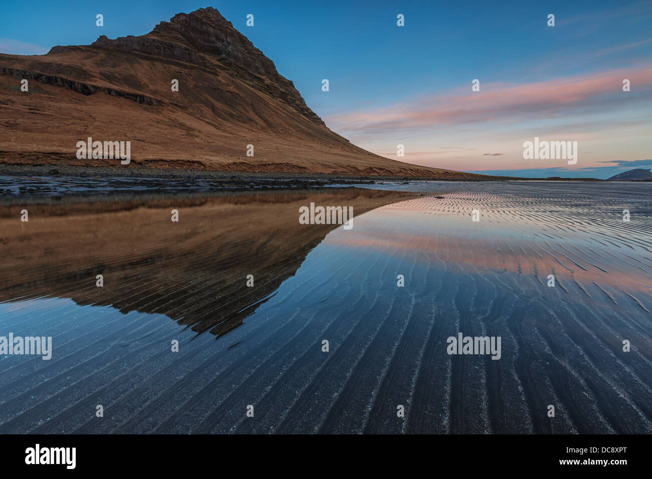 Kirkjufell spiegelt sich in ein Gezeitenbecken bei Sonnenaufgang; Snaefellsnes Halbinsel, Island Stockfoto