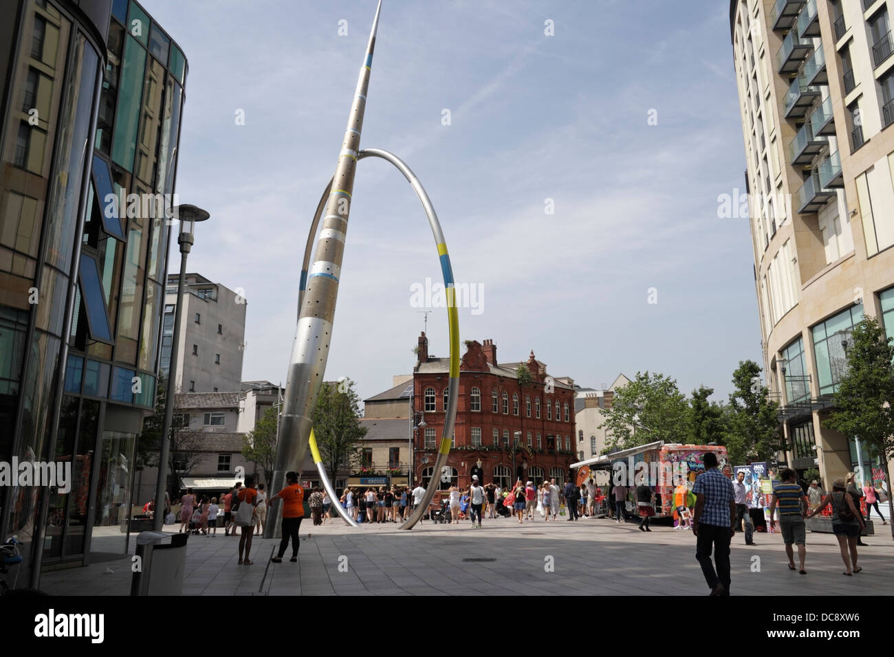 Die Metallskulptur der Allianz im Zentrum von Cardiff, Wales, Großbritannien, Streetscene Stockfoto