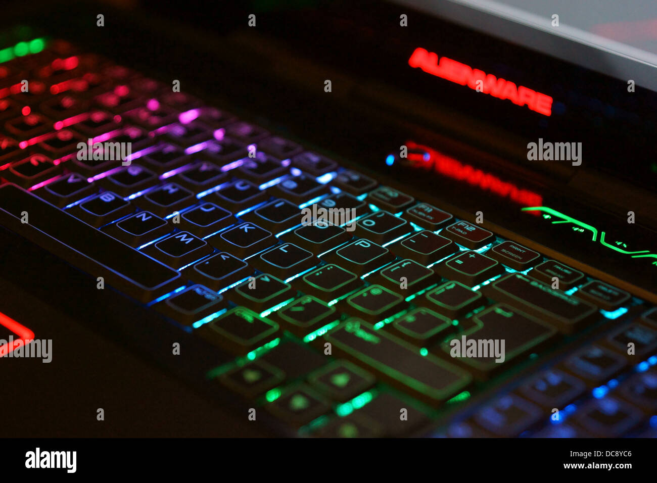 Dell Alienware Notebook Tastatur Lichter leuchten grün blau lila blau rot glühend Stockfoto