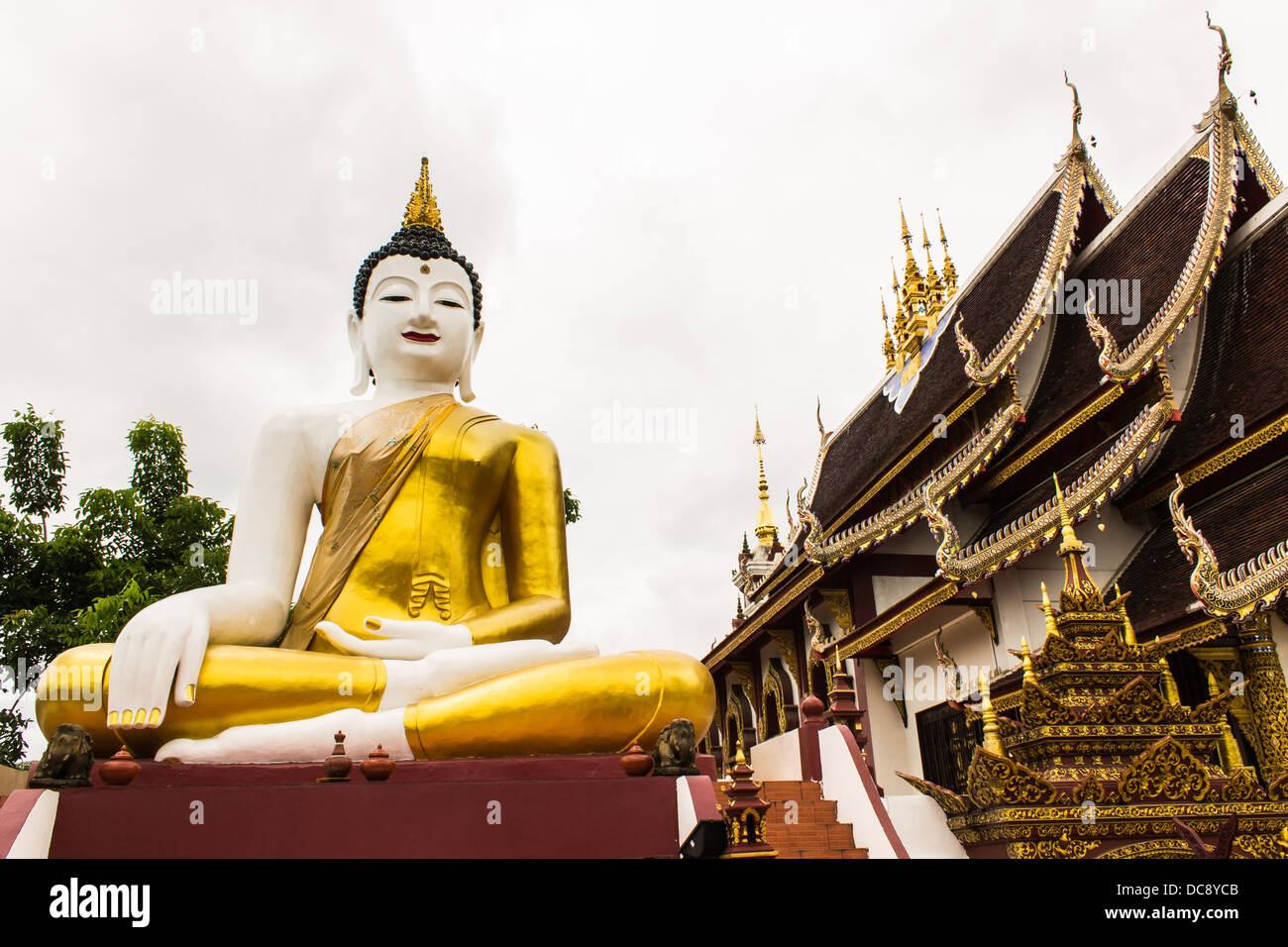 große Buddha-Statue im Goldenen Dreieck im Ubosot Wat Raja Mo Thian, Chiangmai Thailand Stockfoto