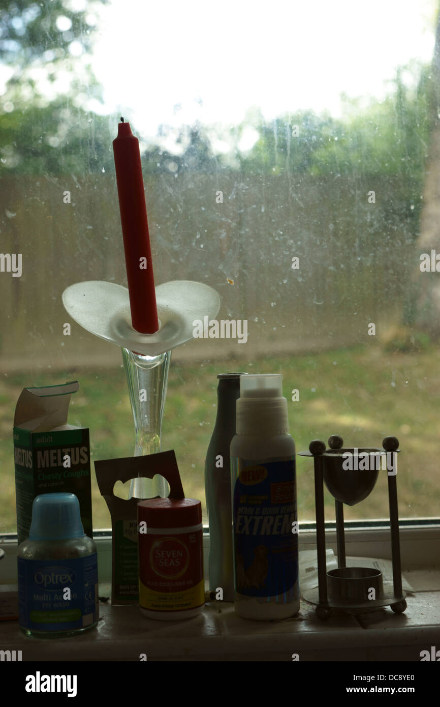 Marken-gute Kerzenbaum Herz Metall schmutzige Fenster Stockfoto Marken-gute Kerzenbaum Herz Metall schmutzige Fenster Stockfoto