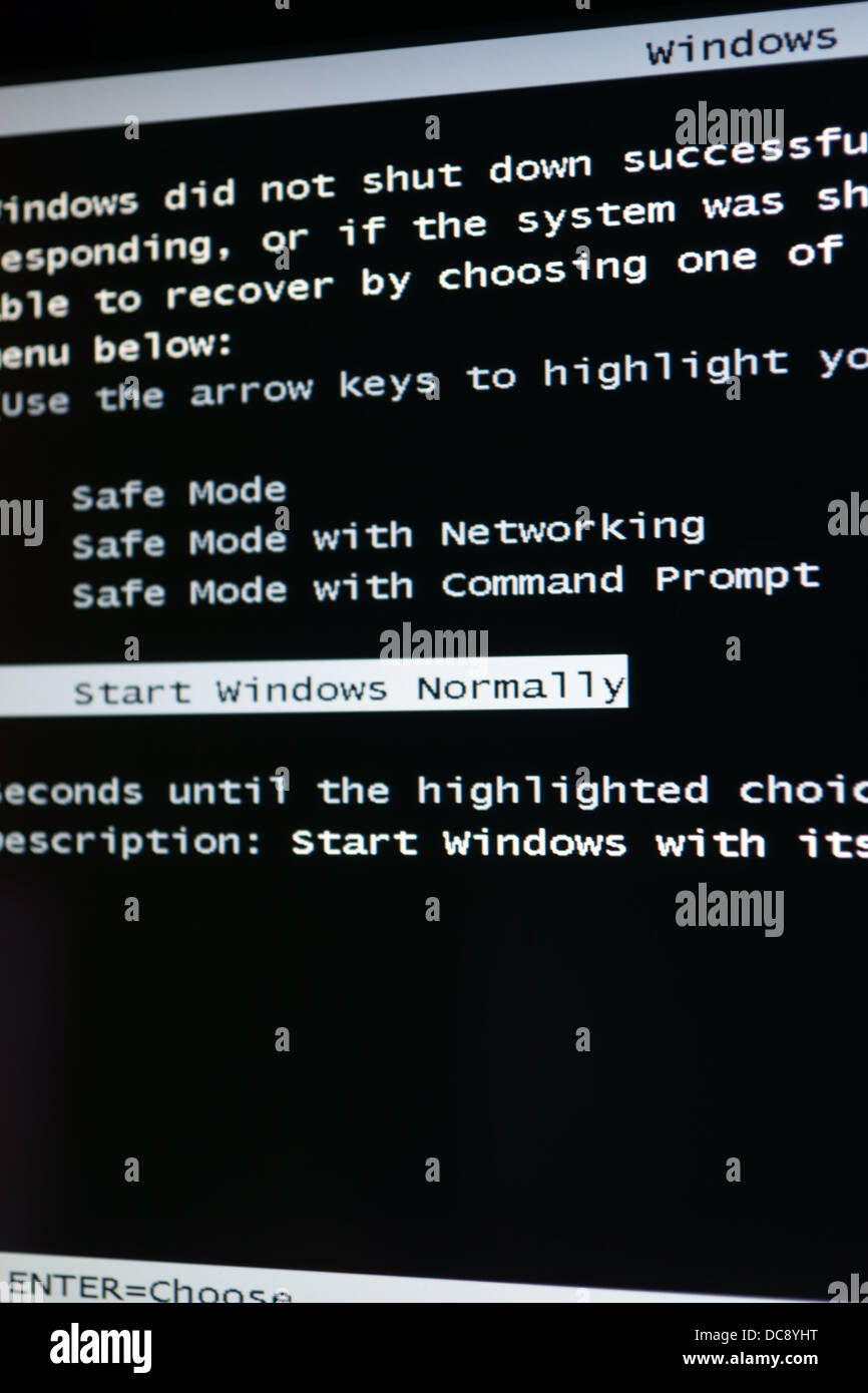 Windows Fehler Neustart Bildschirm schwarz weißer Text lcd Stockfoto