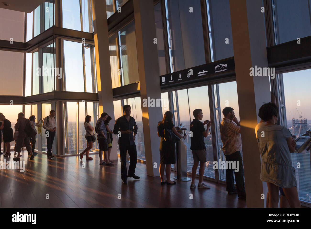 Besucher an Spitze der Shard Wolkenkratzer - Southwark - London Stockfoto