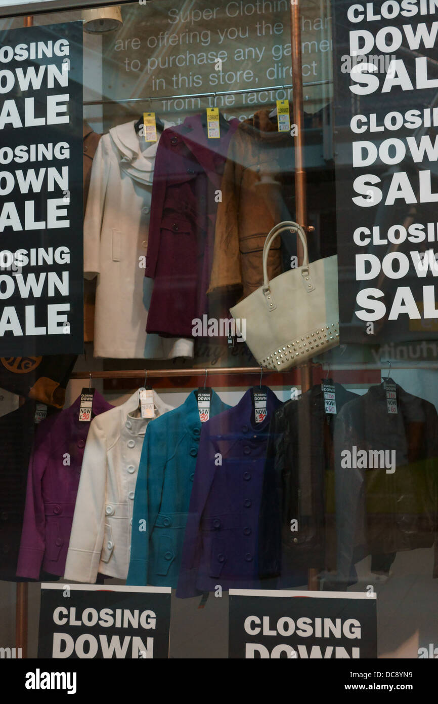 Schließung der Verkauf Rezession Tücher Handtasche Luxus shop Stockfoto