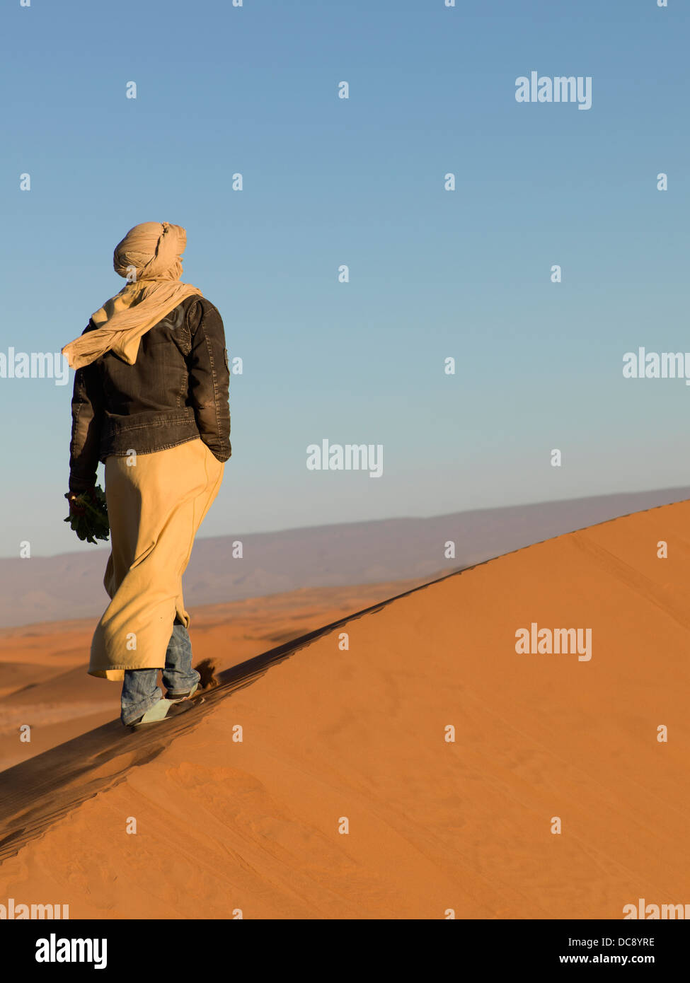 Ein Mann geht auf den Erg Chegaga-Dünen; Souss-Massa-Drass, Marokko Stockfoto