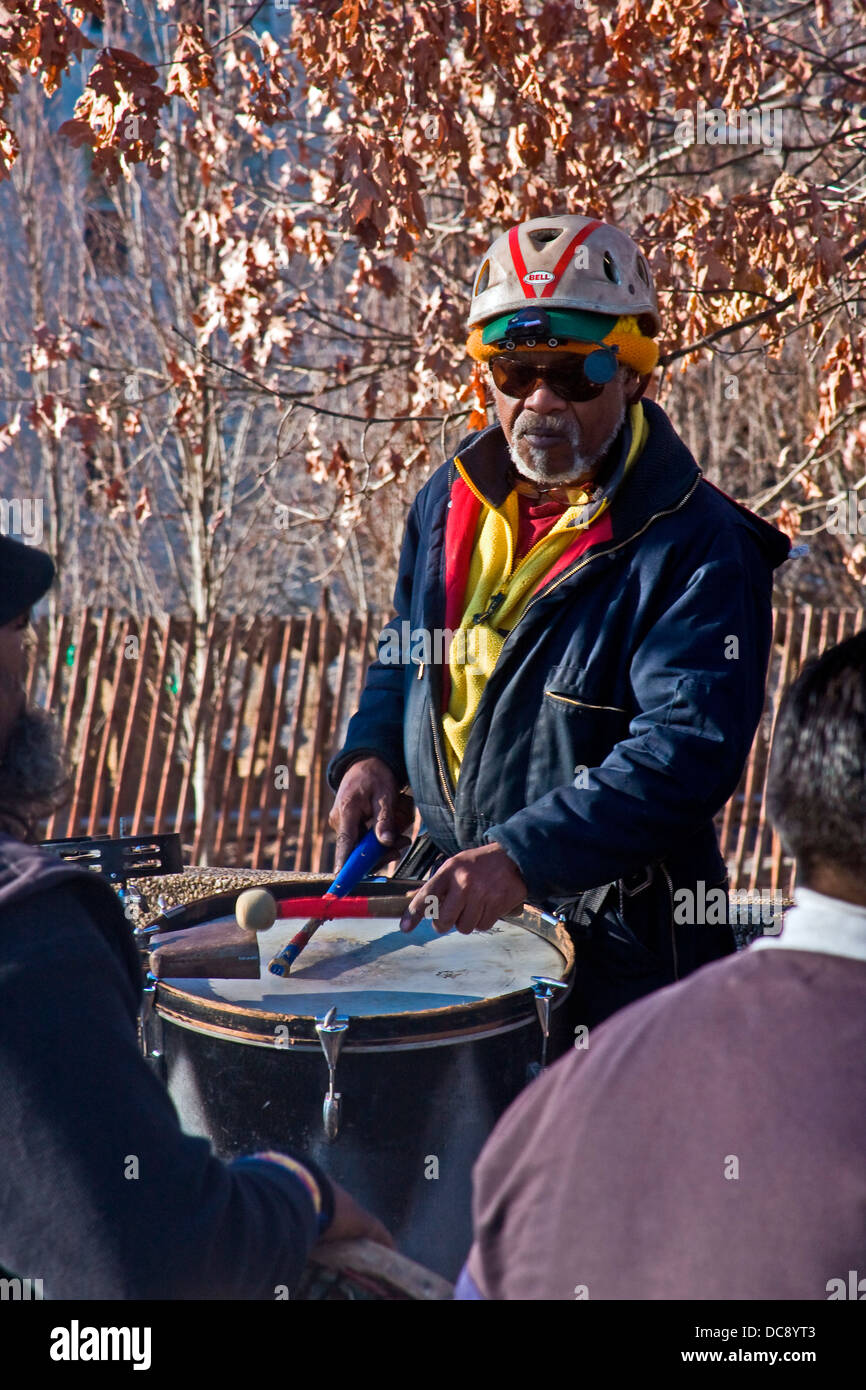 Männliche Schlagzeuger und Zuschauer im Meridian Hill Park in Washington, DC. Stockfoto