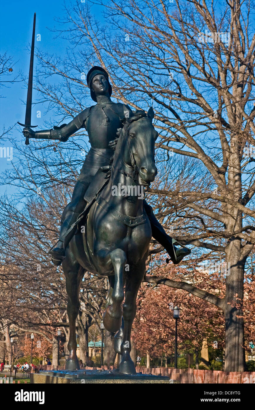 Statue von Jeanne Darc auf ihrem Pferd hält eine Grasnarbe bei Meridian Hill Park Washington, DC. Stockfoto