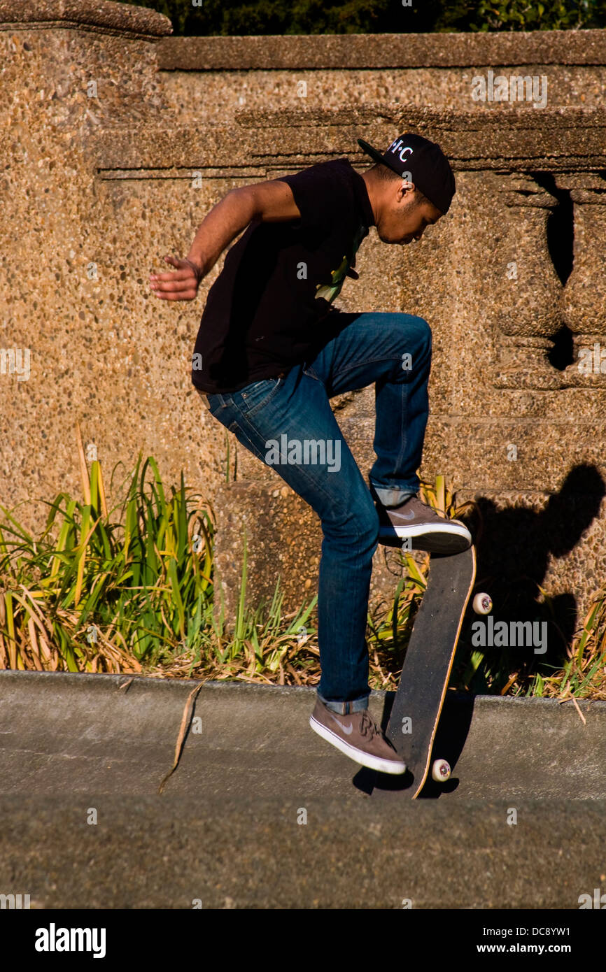 Männliche Skateboarder im Meridian Hill Park in Washington, DC. Stockfoto