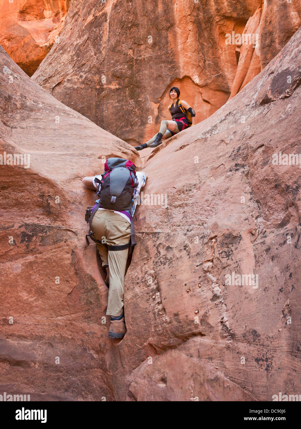 Menschen, die einen Slotcanyon zu erkunden; Hanksville Utah Vereinigte Staaten von Amerika Stockfoto