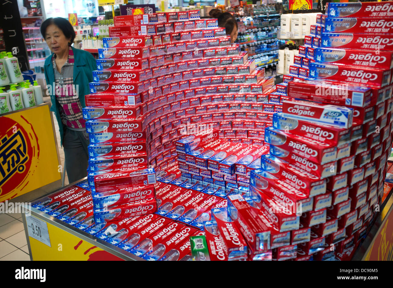 Colgate Zahnpasta in einem Supermarkt in Peking, China. 2013 Stockfoto