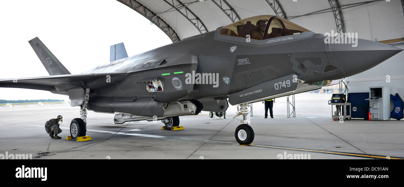 Ein Stealth-Kampfflugzeug der US Air Force f-35 Lightning II läuft durch Pre-Flight-Checks vor dem Start auf der Eglin Air Force Base 20. Juni 2013 in Valparaiso, Florida. Stockfoto