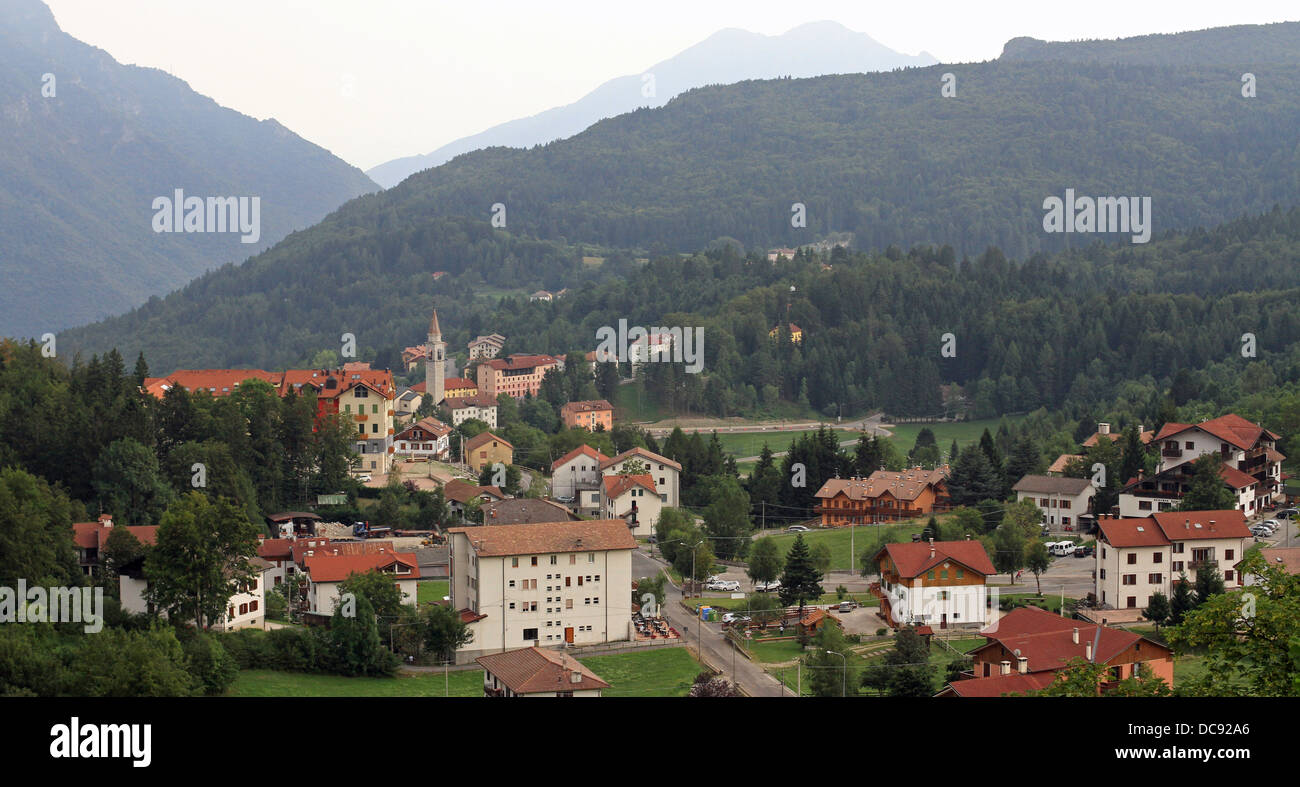 charakteristisches Bergdorf namens Tonezza del Cimone in der Provinz Vicenza in Italien Stockfoto
