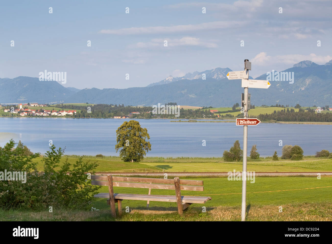 Europa, Deutschland, Bayern, Ostallgäu, Hopferau, Blick auf den Hopfensee mit Hopfen am See und die Alpen im Hintergrund Stockfoto