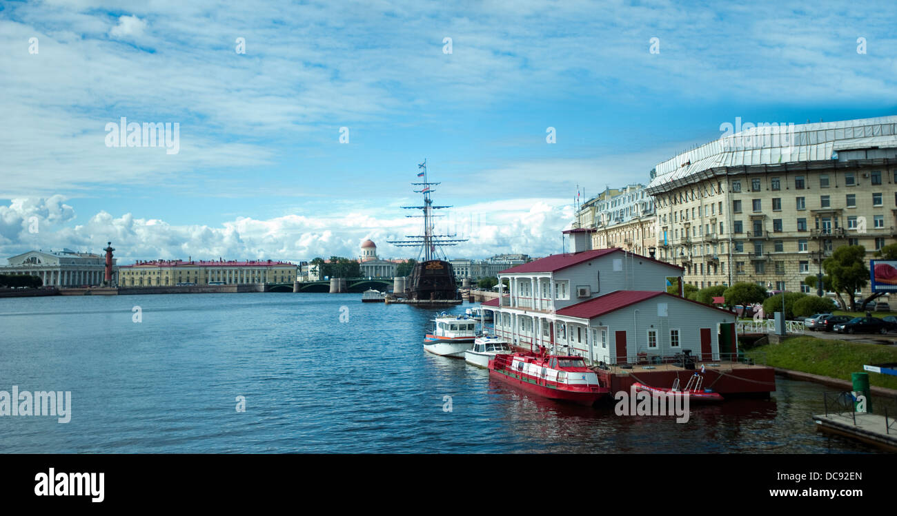 Herrliche Sicht auf Mytninskaya Quay, Replik von Amsterdam im Hintergrund St. Petersburg, Russland Stockfoto