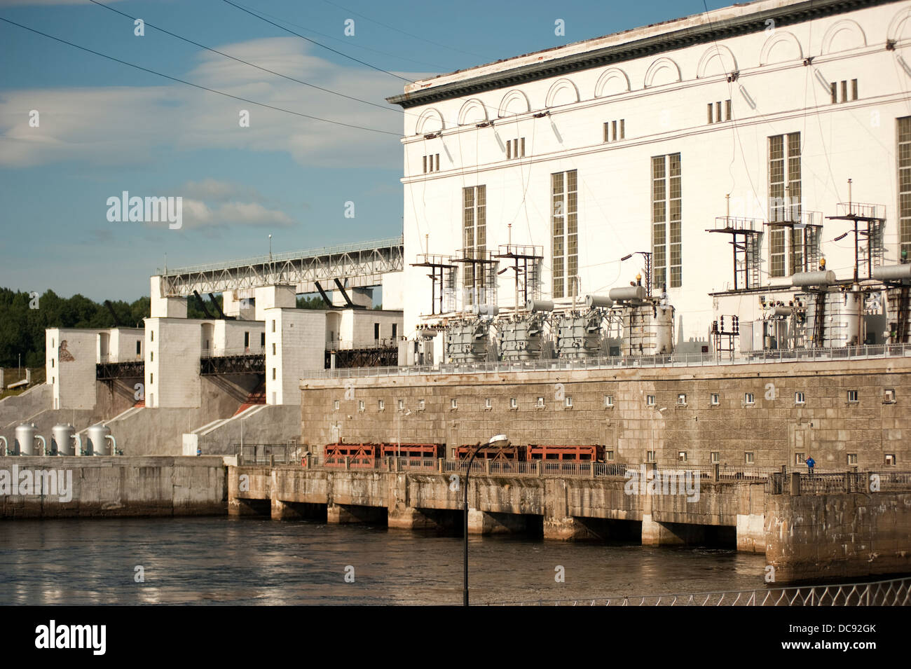 Wasserkraftwerk auf Svir Fluß Volga-Baltische Wasserstraße Russland Stockfoto