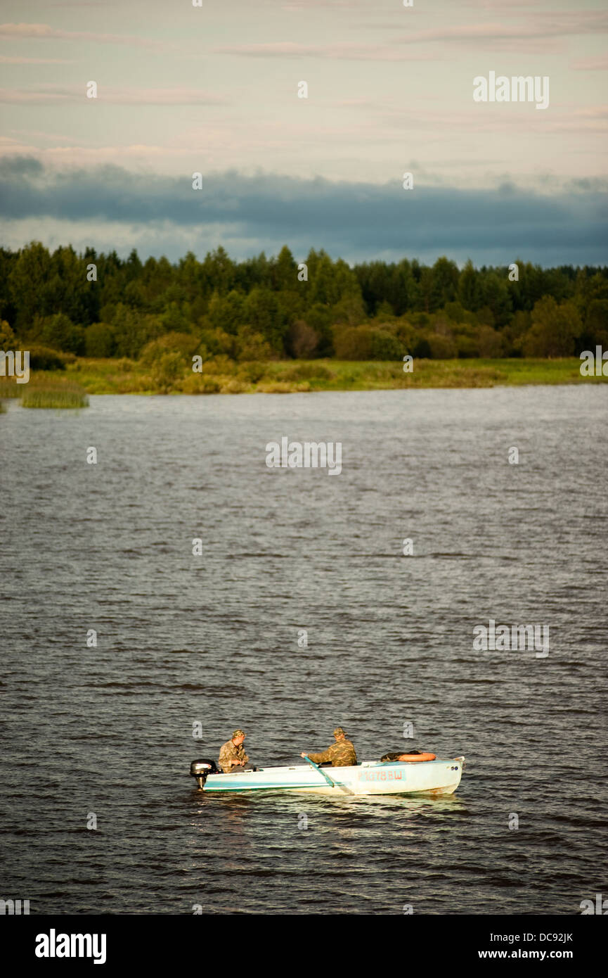 Panoramablick auf Wolga und Sportfischer Russland Stockfoto