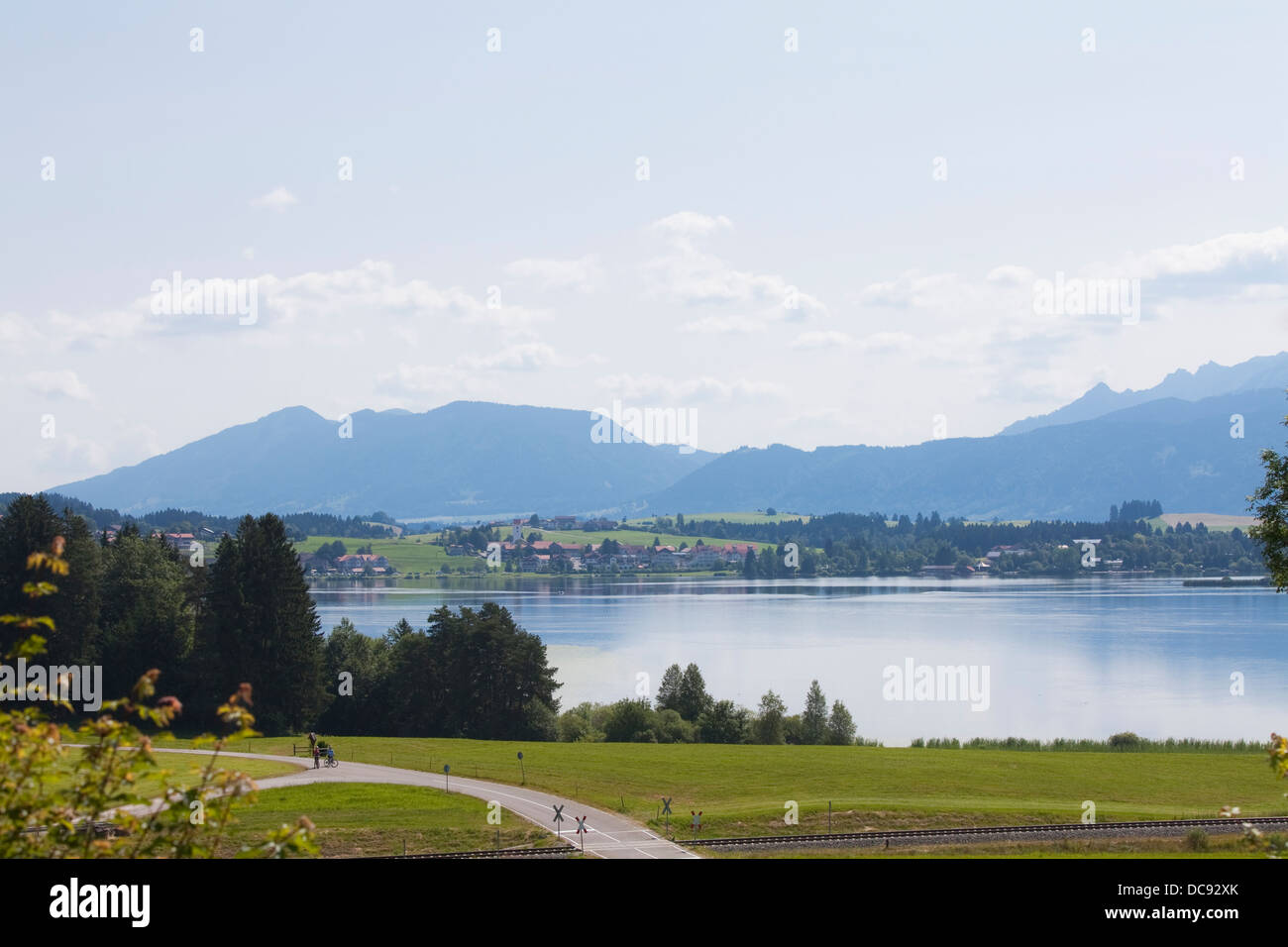 Europa, Deutschland, Bayern, Ostallgäu, Hopferau, Blick auf den Hopfensee und die Alpen im Hintergrund Stockfoto