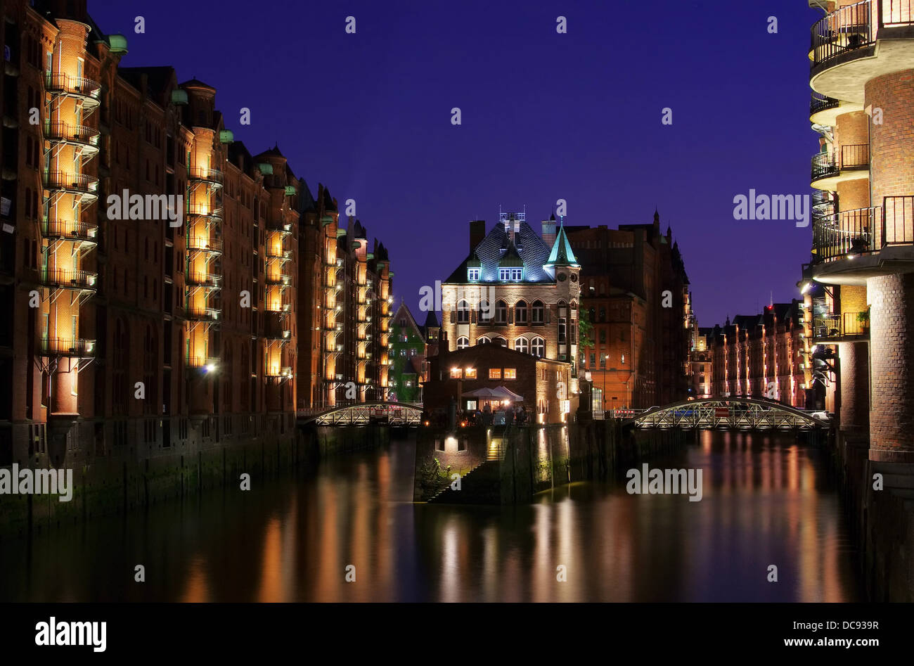 Hamburg Speicherstadt Wasserschloss Nacht - Hamburg-Stadt der Lagerhallen Palast bei Nacht 01 Stockfoto