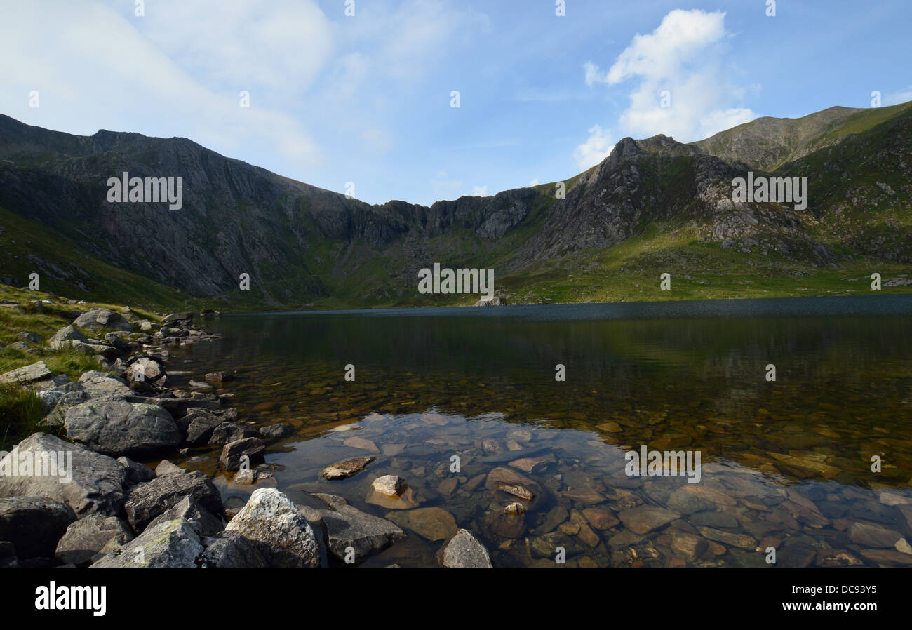 Teufels Küche & Welsh Mountain Y Garn spiegelt sich in den Gewässern des Llyn Idwal in Snowdonia-Nationalpark Stockfoto