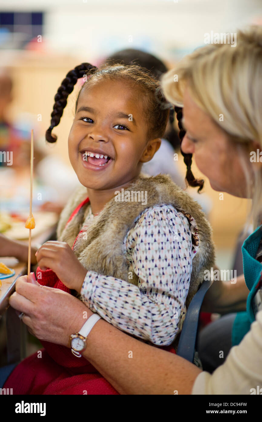Der Kindergarten St. Pauls und Kinderhaus, Bristol UK - eine gesunde Ernährung-Klasse. Stockfoto