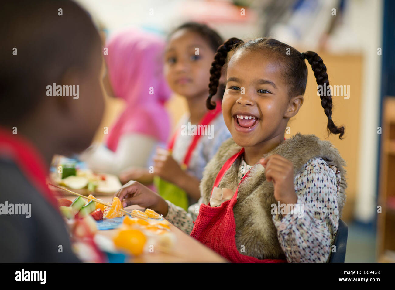 Der Kindergarten St. Pauls und Kinderhaus, Bristol UK - eine gesunde Ernährung-Klasse. Stockfoto