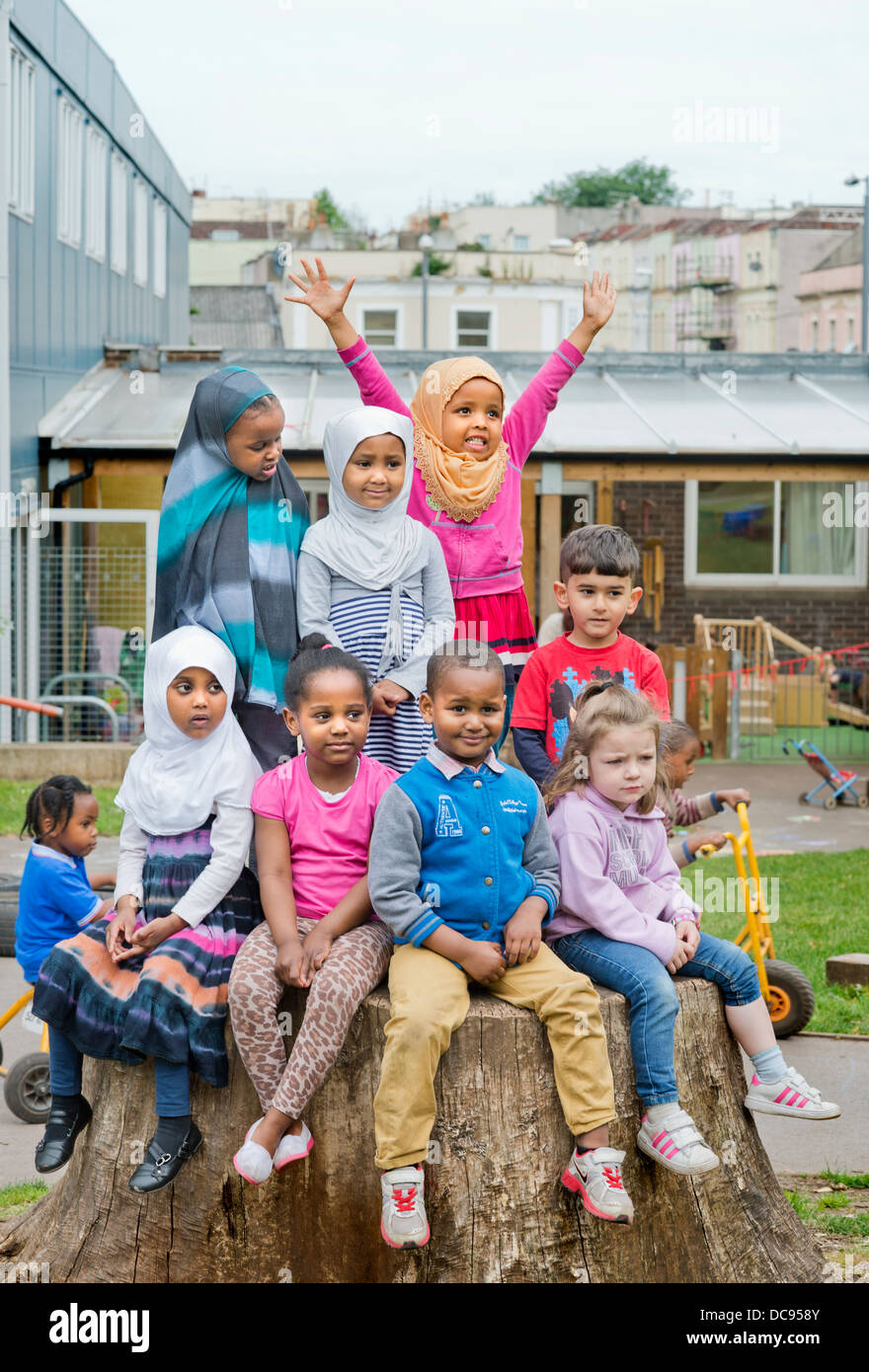 Der Kindergarten St. Pauls und Kinderhaus, Bristol UK - eine multikulturelle Gruppe von Kindern auf dem Spielplatz. Stockfoto