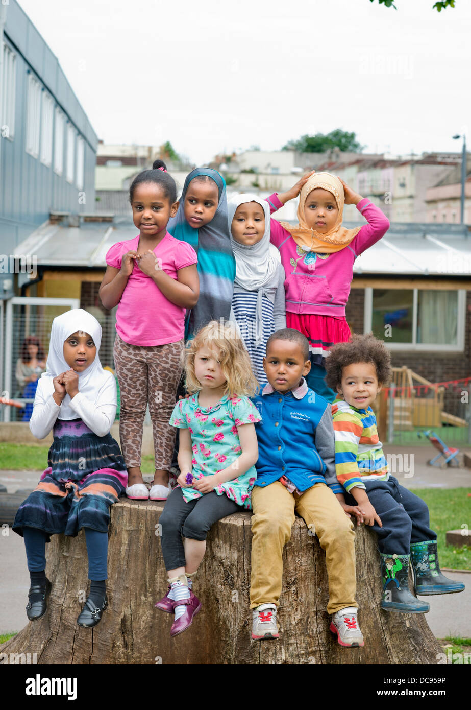 Der Kindergarten St. Pauls und Kinderhaus, Bristol UK - eine multikulturelle Gruppe von Kindern auf dem Spielplatz. Stockfoto