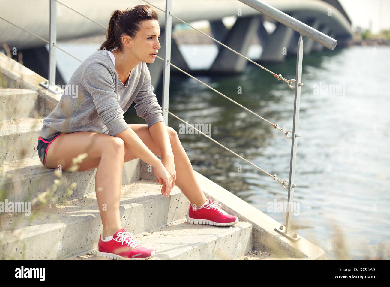 Gezielte Fitness Frau ruht während der Vorbereitung für den nächsten Lauf Stockfoto