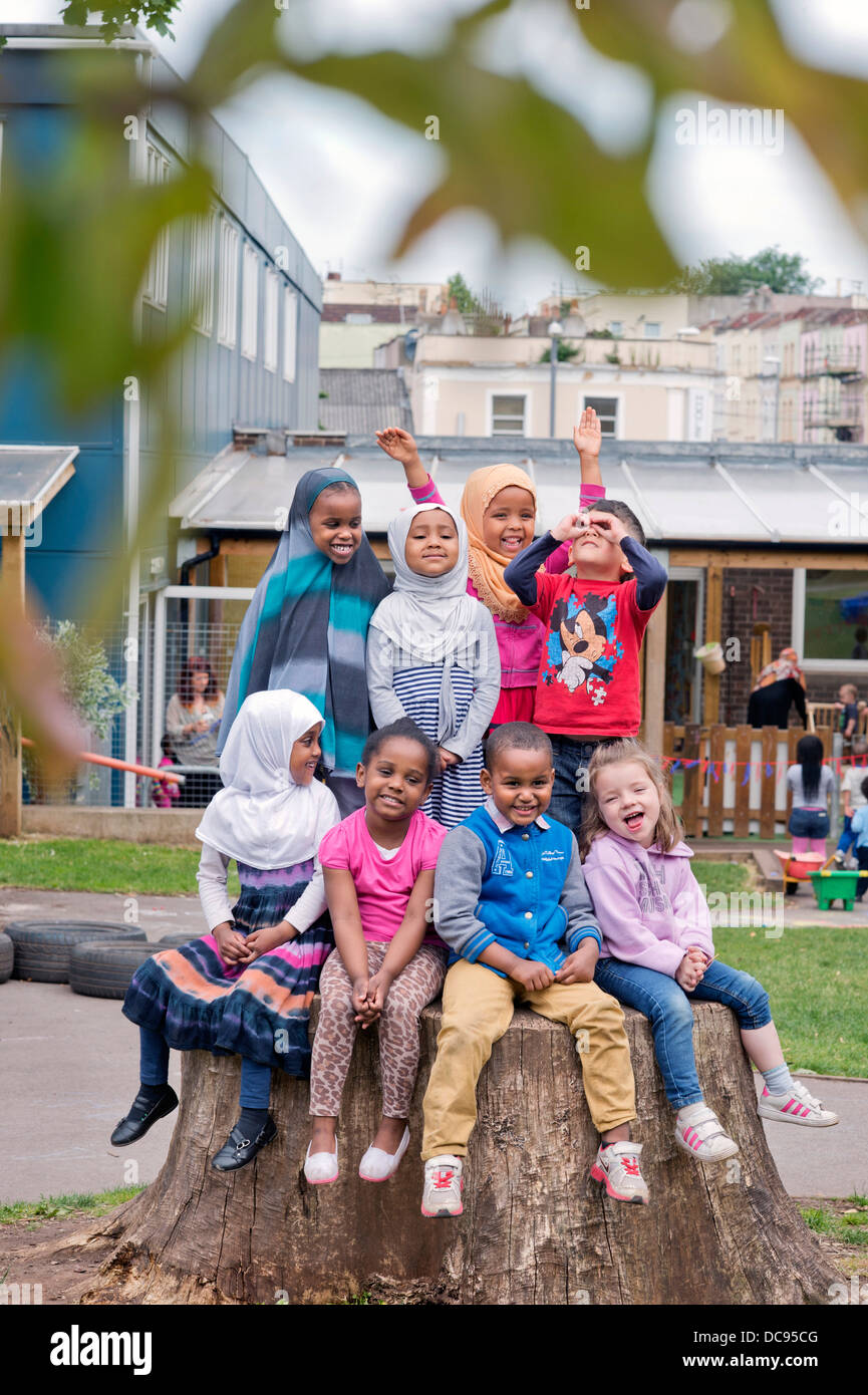 Der Kindergarten St. Pauls und Kinderhaus, Bristol UK - eine multikulturelle Gruppe von Kindern auf dem Spielplatz. Stockfoto