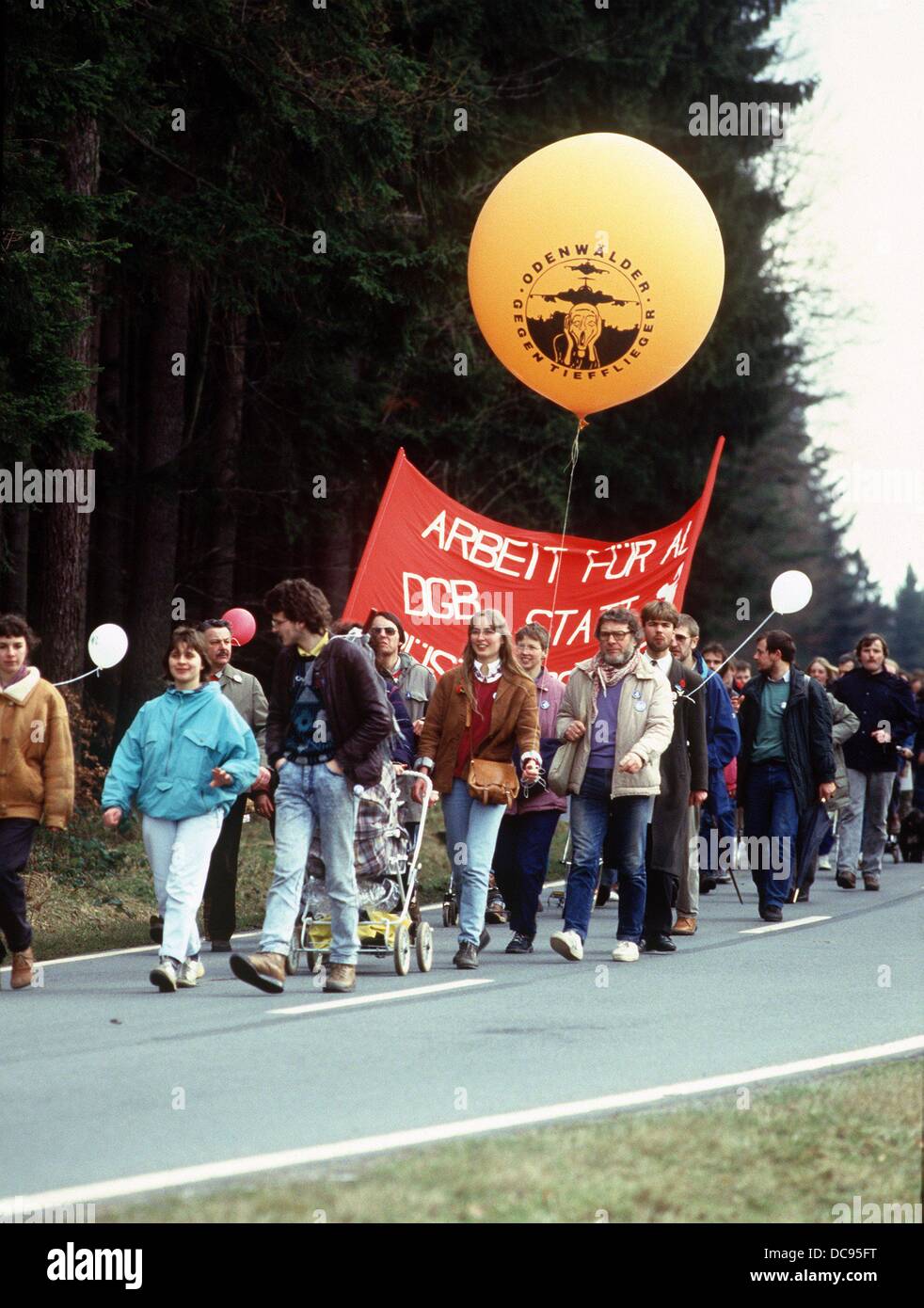 Demonstranten Fuß zum Munitionsdepot der US-Armee in der Nähe von Hainhausen im Odenwald am 2. April 1988. Stockfoto