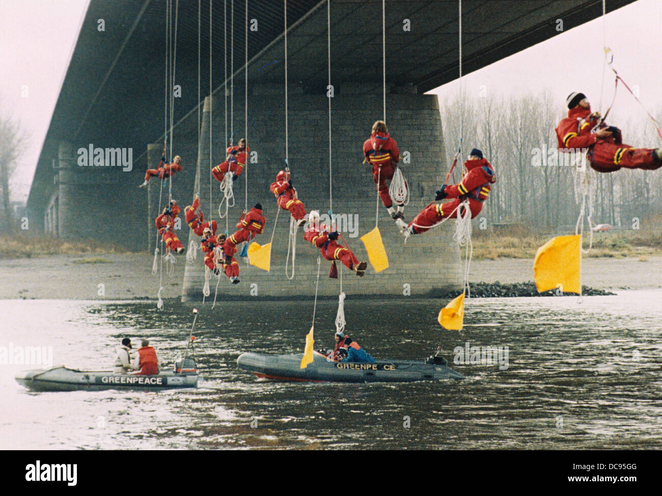 Fünfzehn Mitglieder von Greenpeace haben unten eine Autobahnbrücke angeseilt und Versandweg des Rheins als Protest gegen die Bayer AG dumping Chemikalien in den Rhein am 17. Dezember 1986 zu blockieren. Stockfoto