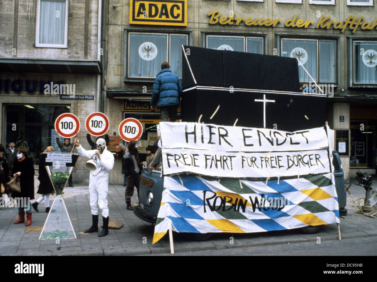 Mitglieder der Umweltorganisation Robin Wood demonstrieren für ein tempo Limit auf deutschen Autobahnen am 14. März 1985. Stockfoto