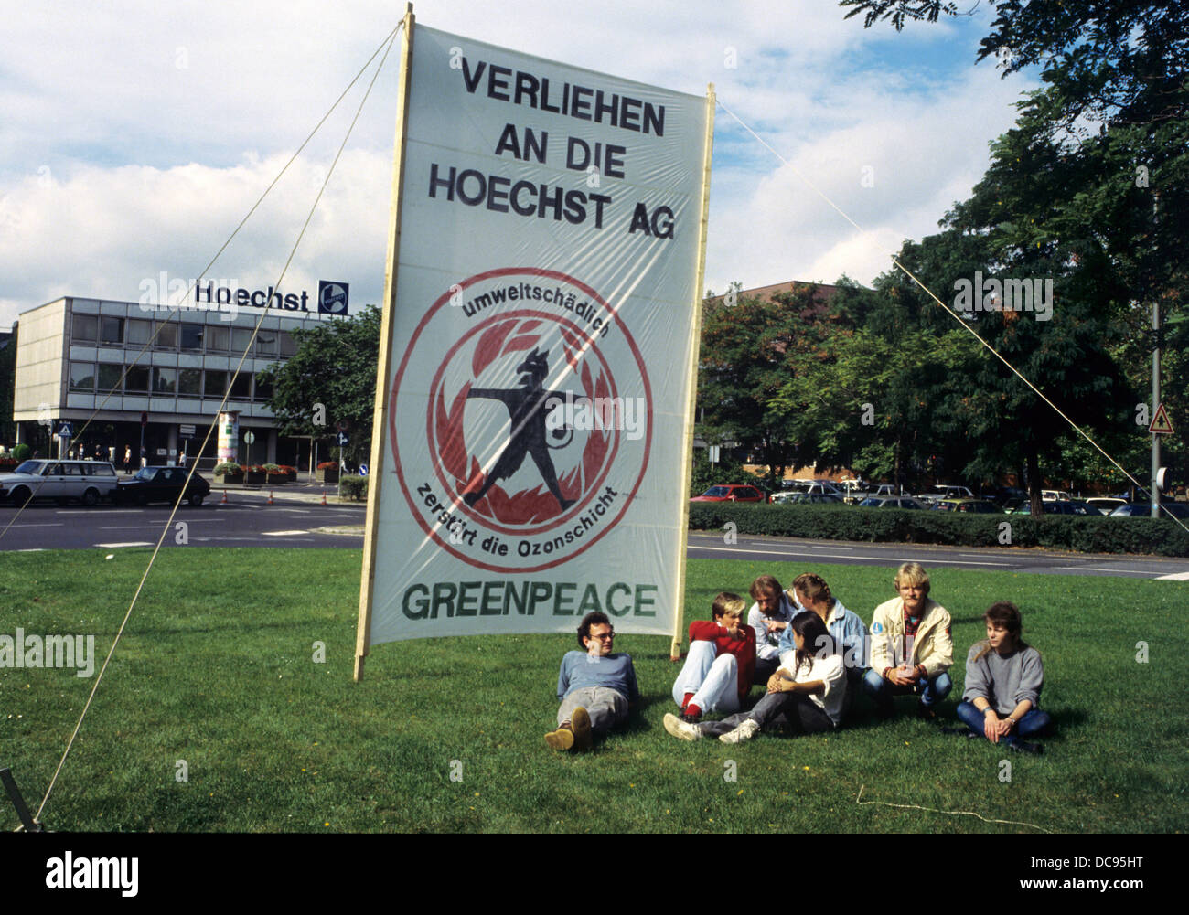 Mitglieder einer Umweltgruppe demonstrieren gegen die Produktion von FCKW (Fluorchlorkohlenwasserstoffe) in der Chemie-Konzern Hoechst AG in Frankfurt Am Main am 15. September 1987. Stockfoto