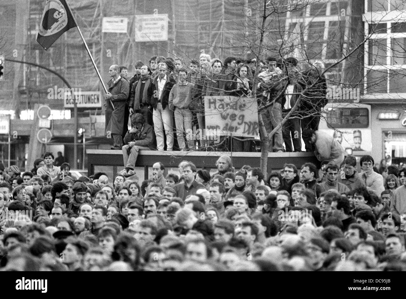 Menschen drängen sich vor dem Schöneberger Rathaus in West-Berlin, 10. November 1989. Die Verkündigung der Fall der Mauer erfolgte nur in einer eher lapidar Mode auf einer Pressekonferenz die DDR-Führung am Vorabend. Die innerdeutschen Grenze, die das Land seit 1961 praktisch getrennt hatten nicht mehr bestehenden. Nicht jeder begrüßt der Fall der Mauer - einige gefragt, im Westens, "Nimm die Hände weg von der DDR". Foto: Eberhard Kloeppel Stockfoto