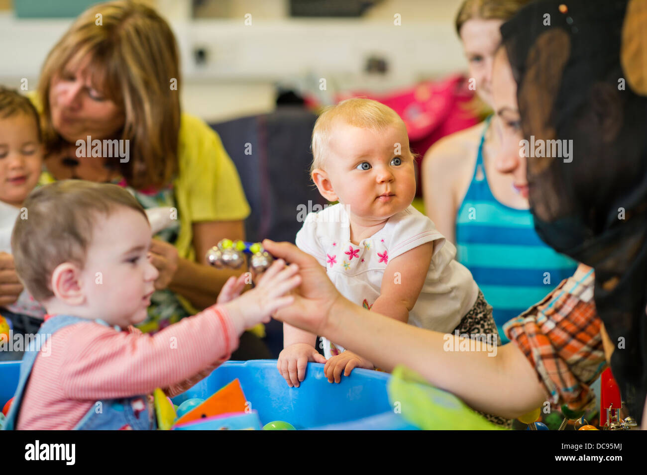 Ein Baby am St.-Pauls-Kindergarten und Kinder Zentrum, Bristol UK Stockfoto