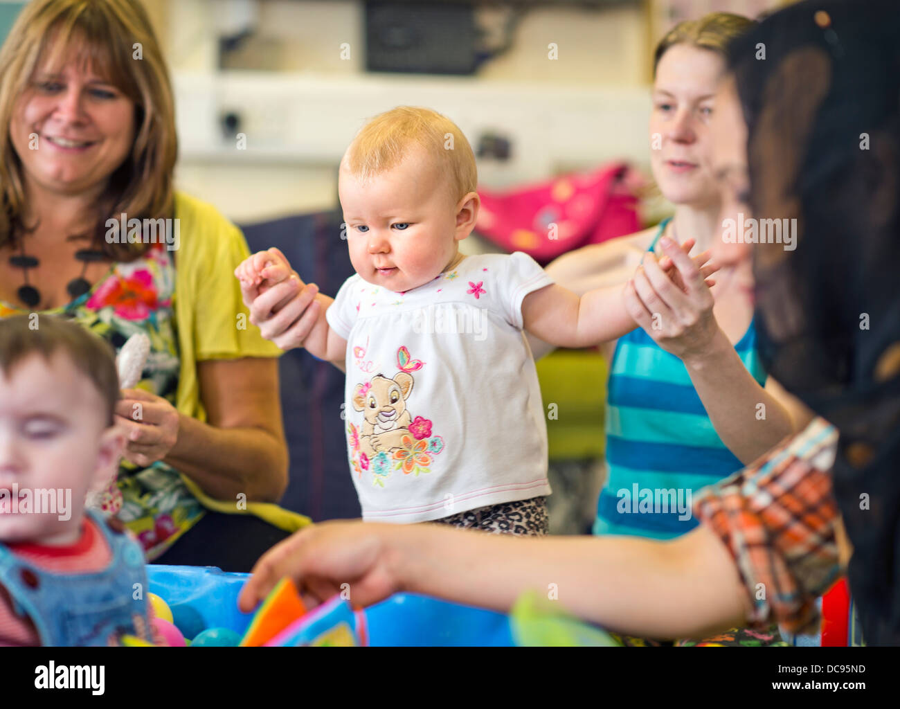 Ein Baby am St.-Pauls-Kindergarten und Kinder Zentrum, Bristol UK Stockfoto