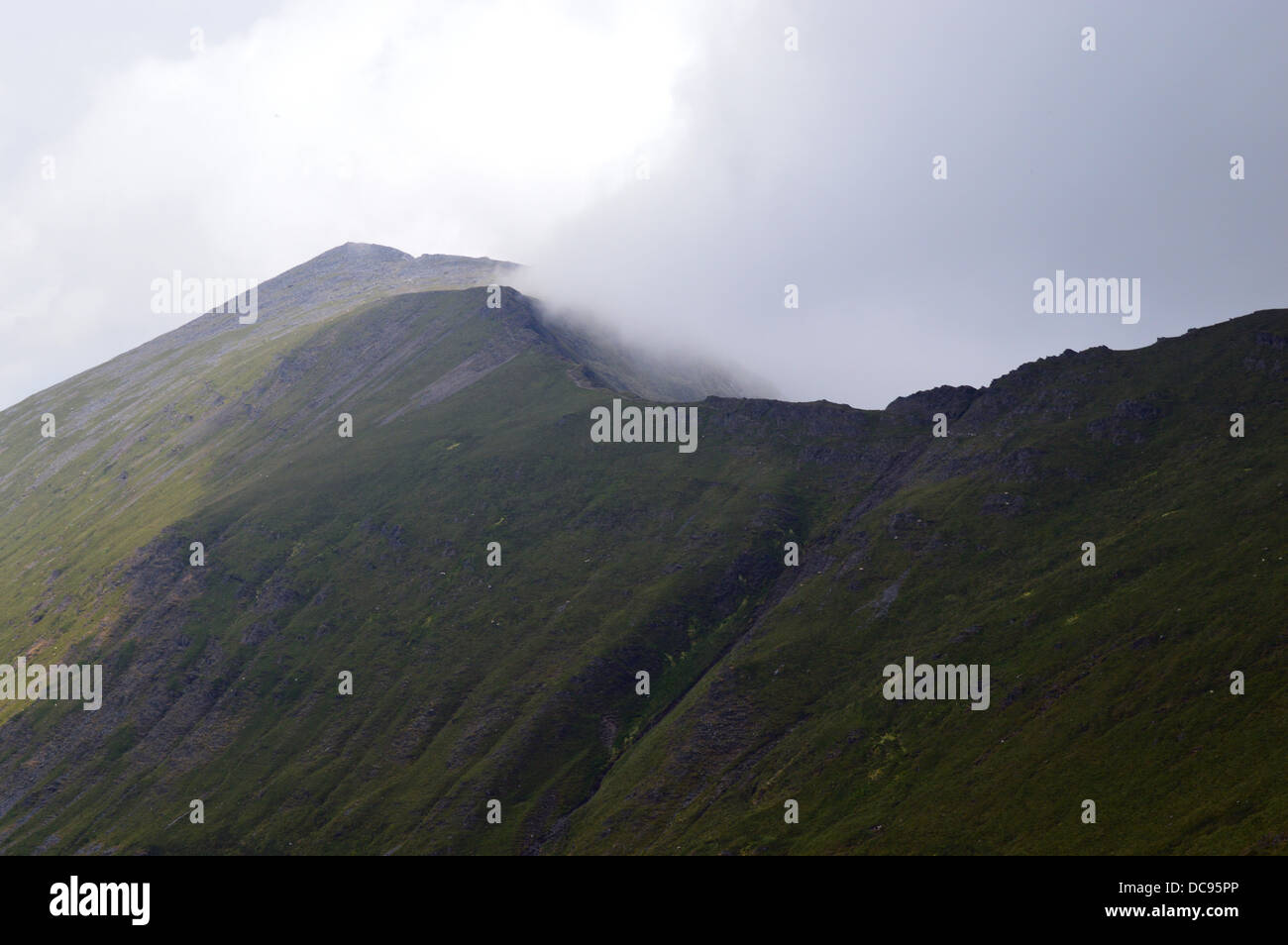 Die Welsh Mountain Elidir Fawr im halben Cloud aus den Fußweg auf Bwich y Brecan gesehen Stockfoto