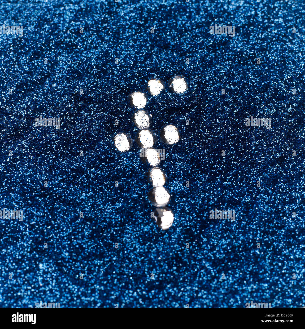 Facebook-Logo mit Diamante und blau Glitzer Hintergrund gemacht Stockfoto