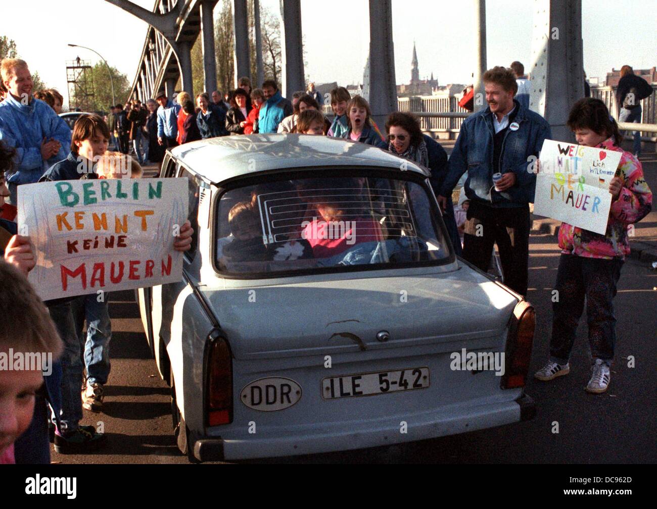 Ein Trabant ist mit gemalten Plakaten von West-Berliner Bürger auf "Glienicker Bruecke" Brücke in Berlin, Deutschland, 10. November 1989 begrüßt. Millionen von DDR-Bürgern reiste nach Westdeutschland für einen kurzen Besuch nach der Öffnung der deutsch-deutschen Grenze am 09/10 November 1989. Stockfoto