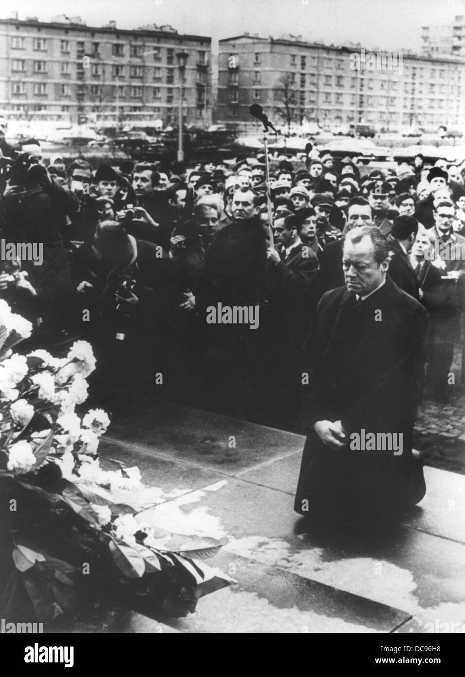 Historische Szene: Bundeskanzler Willy Brandt die Knie nach unten vor dem Denkmal, das die Helden des Aufstandes im April 1943, im ehemaligen jüdischen Ghetto von Warschau am 7. Dezember 1970 gewidmet ist. Stockfoto