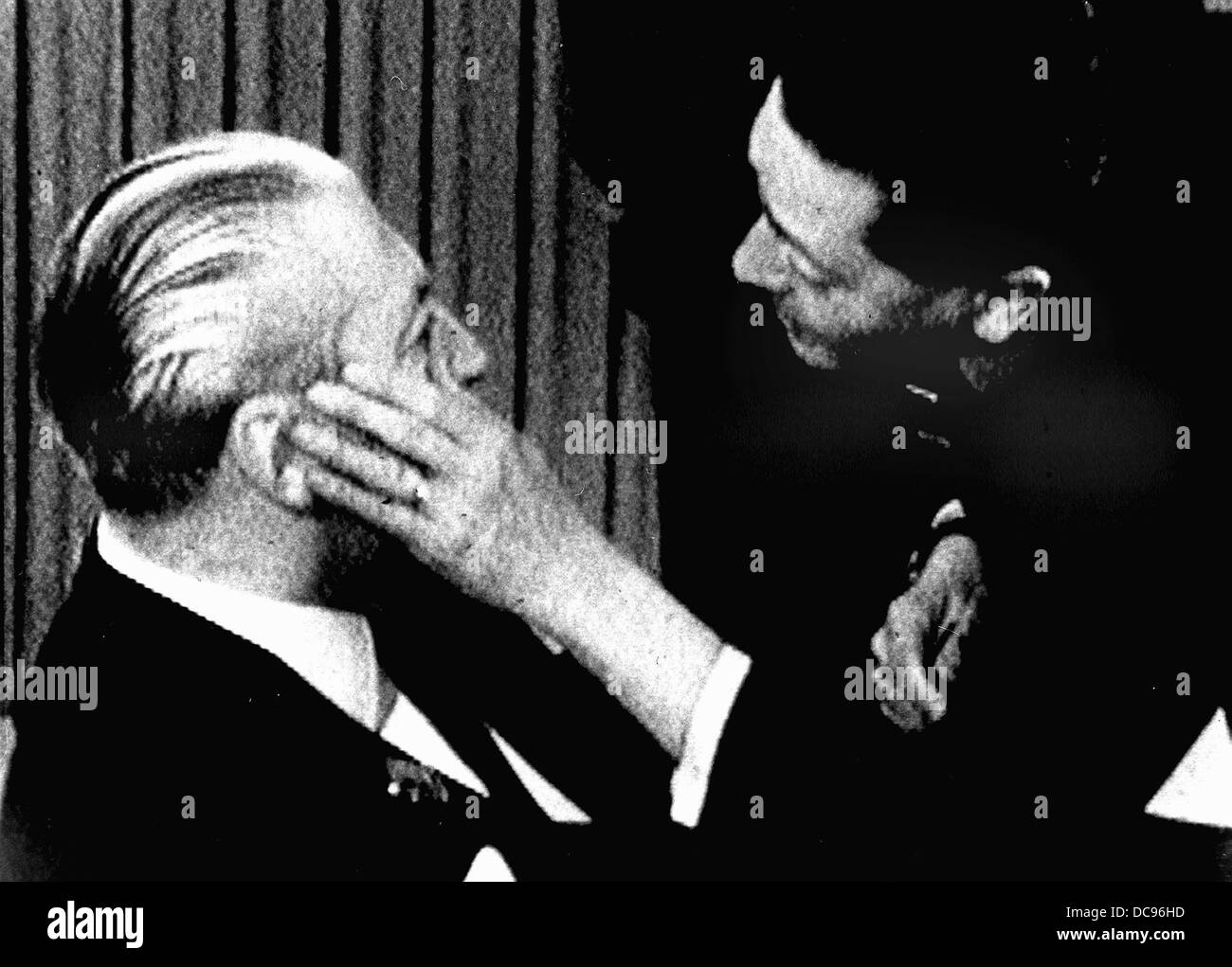 Bundeskanzler Kiesinger (l) bekommt seine verletzten Auges geprüft. Am 7. November fotografiert während der CDU-Parteitag 1968, nachdem Beate Klarsfeld Kiesinger ins Gesicht geschlagen hatte. Stockfoto