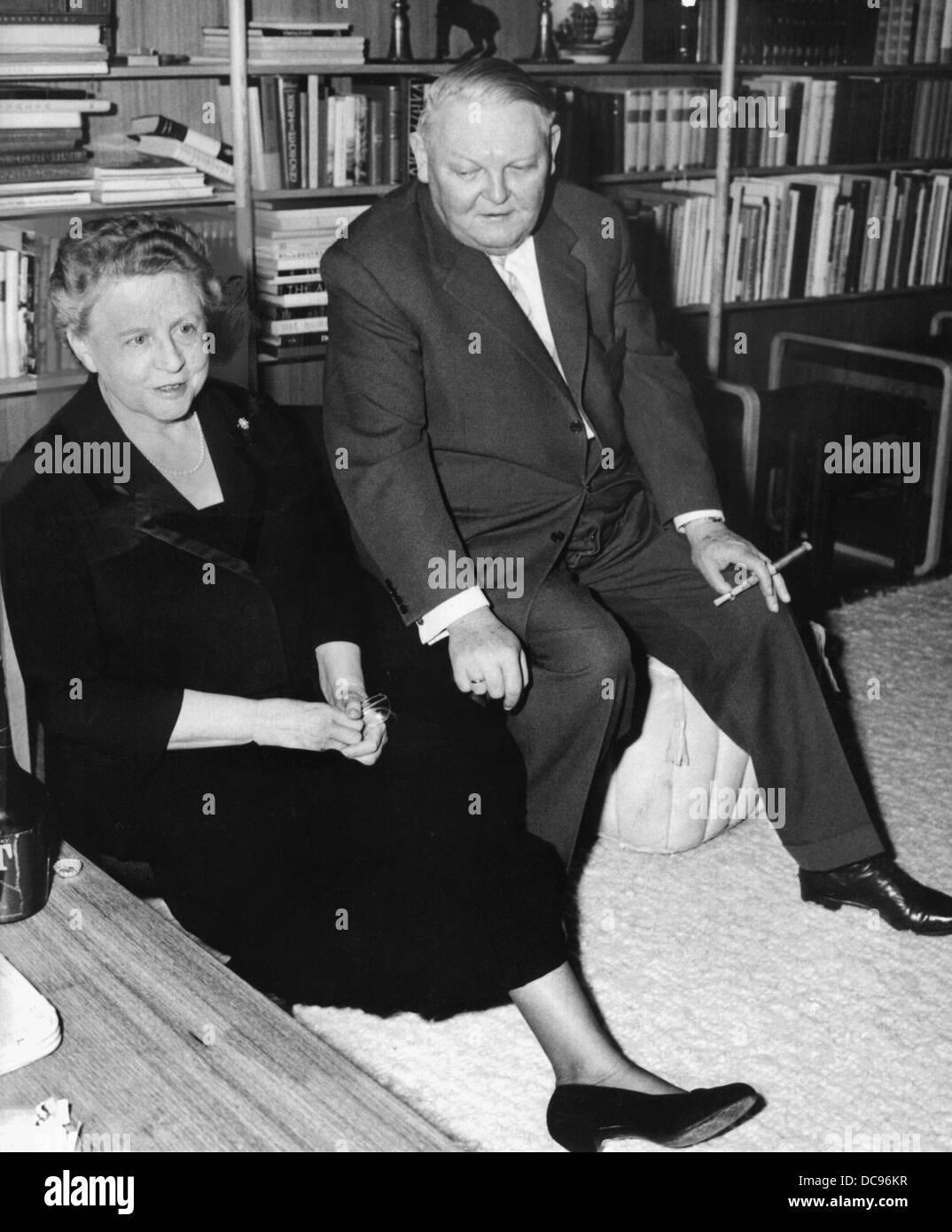 Bundesminister für Wirtschaft Ludwig Erhard und seiner Frau Luise in ihrem Haus am Tegernsee auf einer Archiv-Bild aus den 1960er Jahren. Stockfoto