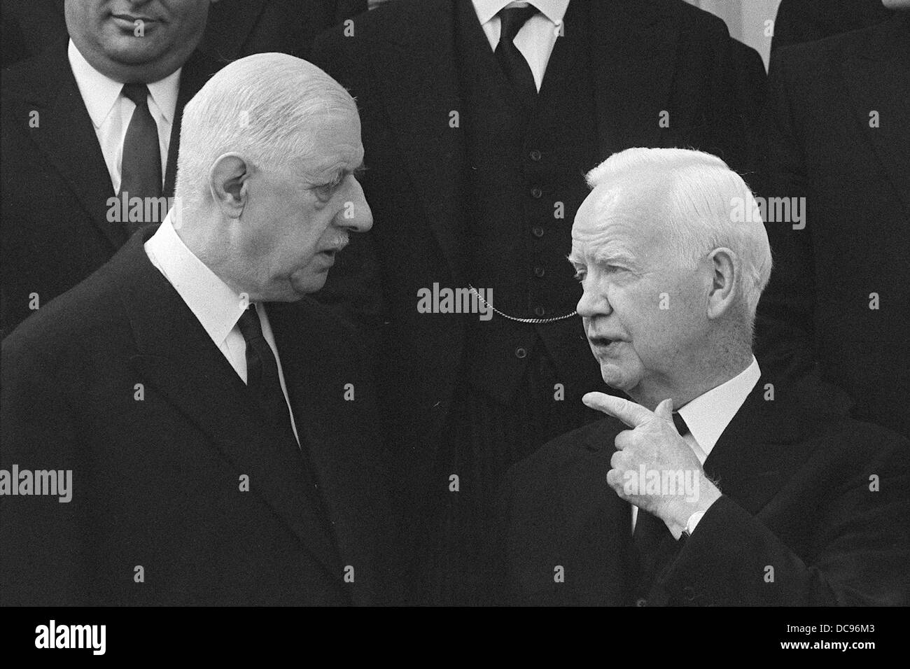 Bundespräsident Heinrich Lübke (r) spricht mit französischen Präsidenten Charles de Gaulle (l) während das Staatsbegräbnis von Alt-Bundeskanzler Konrad Adenauer am 25. April 1967. Stockfoto