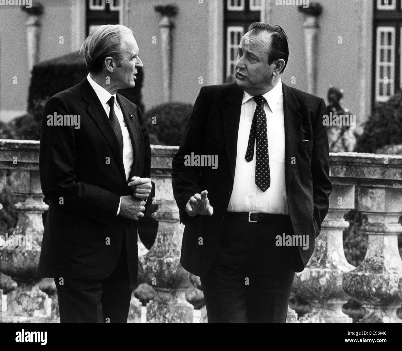 German Foreign Minister Hans-Dietrich Genscher (R) und den Bundespräsidenten Deutschlands, Karl Carstens (R), während eines Besuchs in Portugal am 16. Juli 1980. Stockfoto