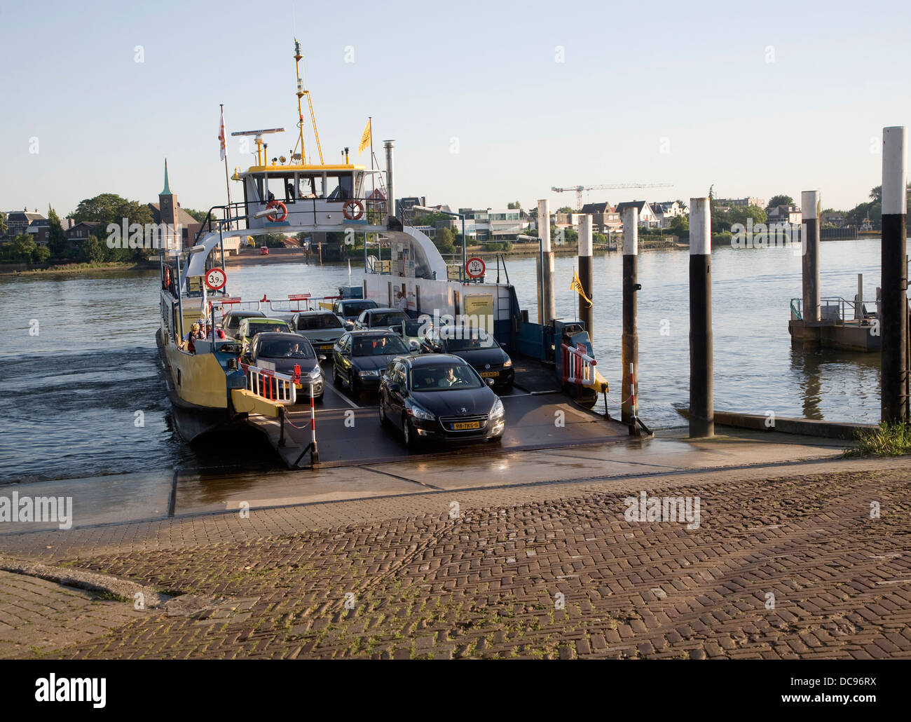 Autofähre, die Ankunft am Kinderdijk über den Fluss Lek aus Krimpen Aan de Lek Niederlande Stockfoto