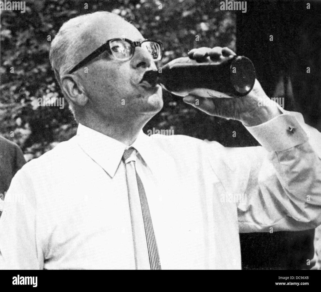 Gustav Heinemann nimmt einen tiefen vom Fass aus der Flasche (undatiertes Bild). Heinemann, Bundespräsident von 1969 bis 1974, wurde am 23. Juli 1899 geboren und starb am 7. Juli 1976. Stockfoto